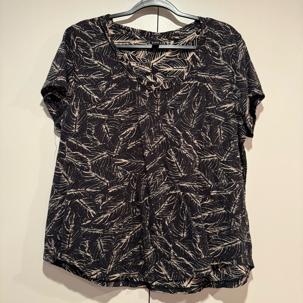 5/25 Women’s Size XL Short Sleeve Blouse with Black Floral Pattern.